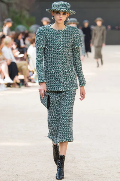 Look 11